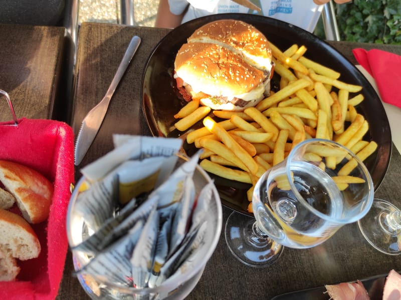 Cheeseburger/frites - La Cigogne, Bischheim