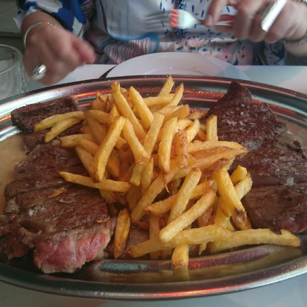 Magnífico, en su punto, con unas salsas y unas patatas magníficas. - Museo Chicote, Madrid