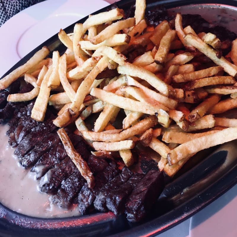 Buena carne acompañada de salsas a elegir entre: Café de París, Pimienta Verde, y Setas y Trufas. Las patatas son muy ricas, además se puede pedir más sin coste adicional. - Museo Chicote, Madrid