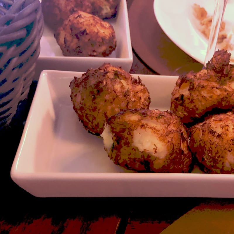 De los pocos sitios que se nota que los buñuelos son caseros, hasta encientas los trozos de bacalao y alguna espina - Charcuteria Coloma, El Masnou