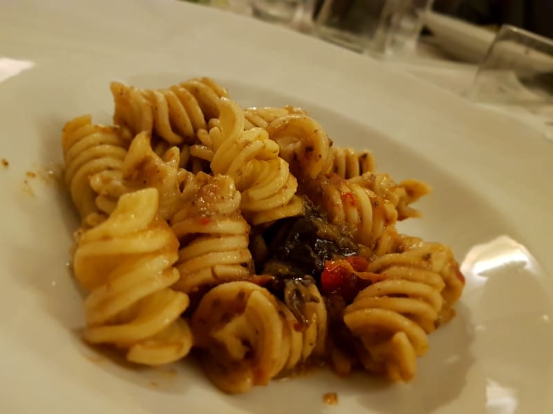 Fusilloni con crema di melanzane e pomodorini - Laghetti Wine & Food, Chieri