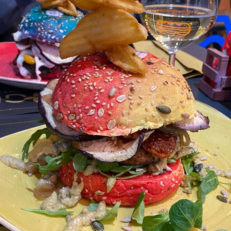 Hamburger vegetariano con melanzane grigliate, cipolle caramellate, pomodori secchi, hummus di ceci, valeriana, semi - GUSTO, Perugia