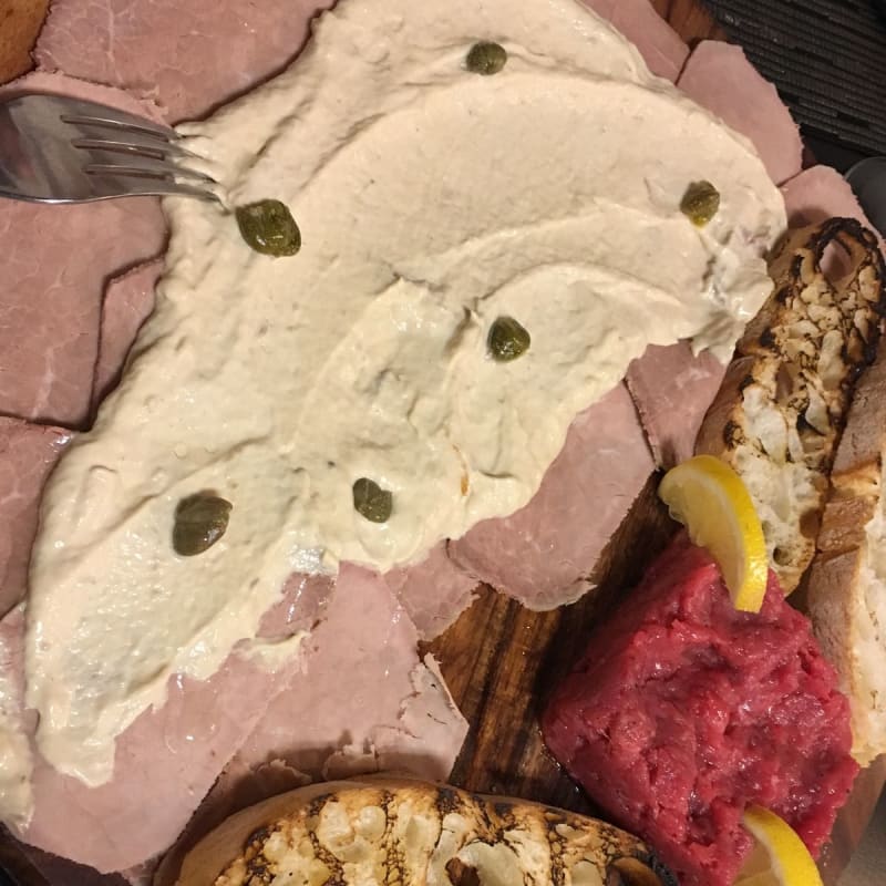 Vitello tonnato e schiacciata di fassona - Osteria Brasserie Bislacca