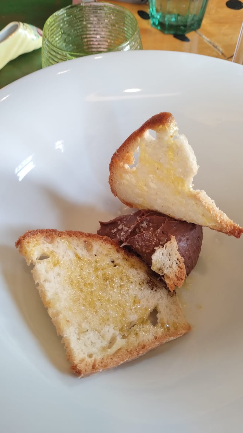 Cremoso al cioccolato fondente con cialda di pane, olio e scaglie di sale  - Osteria Staccia Buratta