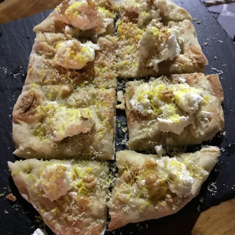 Pinsa con ricotta miele noci e pecorino abruzzese con curcuma - The Vinum Winery