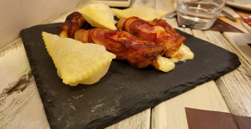 Involtini di ancetta croccante con ecorino cremoso e gnocchetti fritti - La Gnoccheria