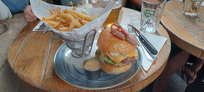 Bacon cheeseburger du trésor, frites maison  - Le Trésor, Paris