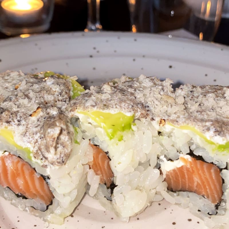 Uramaki con salsa tartufata  e salmone  - FUSION - Sushi & More