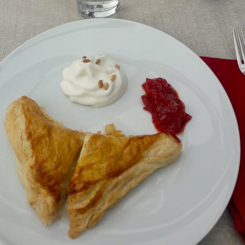 Triangoli di sfoglia con bleu d’Aosta, marmellata di pomodori e spuma di crescenza - La Gruba