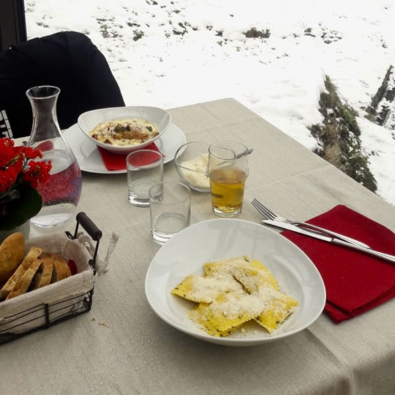 Ravioloni con castelmagno al burro e profumo di timo + crespelle con zucchine e formaggio di capra - La Gruba