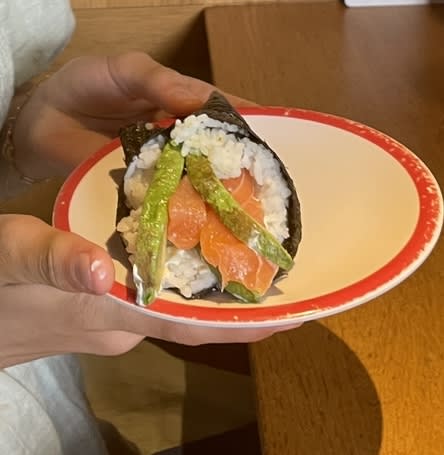 Temaki feuille de nori saumon avocat - Matsuri Vincennes, Vincennes