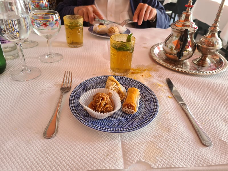 Pâtisseries Orientales Avec Le Thé à La Menthe  - El Bahia, Châtenay-Malabry