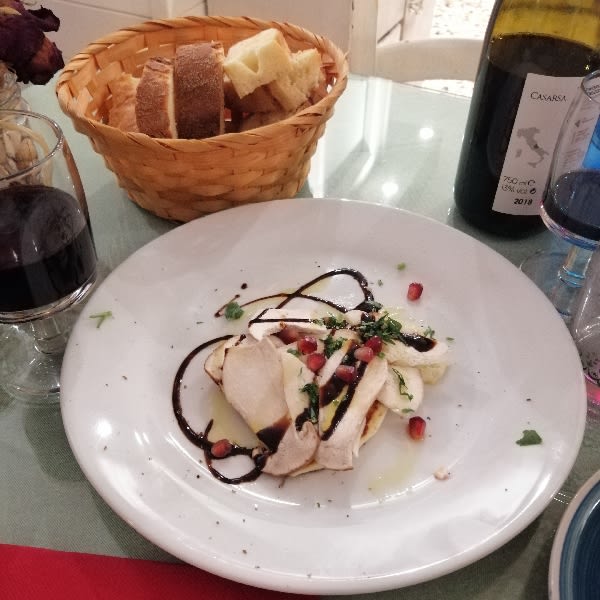 Primo sale di pecora a latte crudo scaldato su piastra di ceramica con carpaccio di porcino guarnito con melagrana, pistacchio e glassa di aceto balsamico - La Locanda di Aida, San Benedetto del Tronto