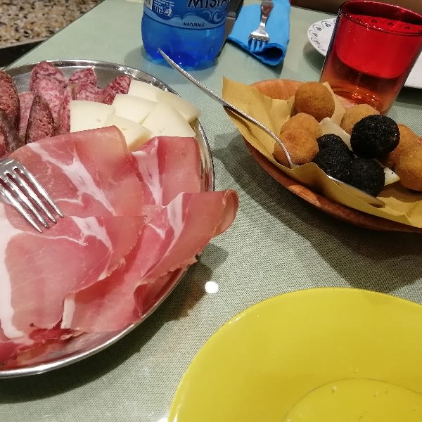 Tagliere con pecorino stagionato, salamelle di carne e di fegato e prosciutto crudo - La Locanda di Aida, San Benedetto del Tronto