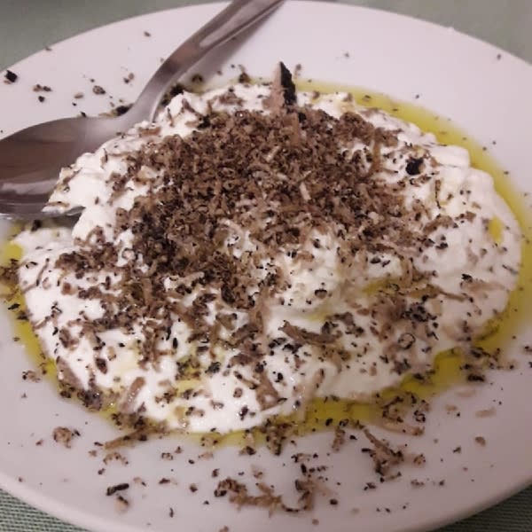 Ricotta di pecora a latte crudo (az.agric."il gigante" ) con scaglie di tartufo di stagione - La Locanda di Aida, San Benedetto del Tronto