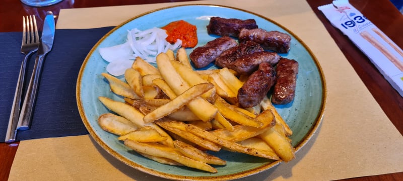 Cevapcici con patatine fritte, cipolla e ajvar - Trattoria Al Piron