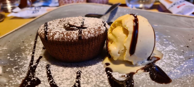 Soufflé al cuore caldo di cioccolato e gelato alla vaniglia - Trattoria Al Piron