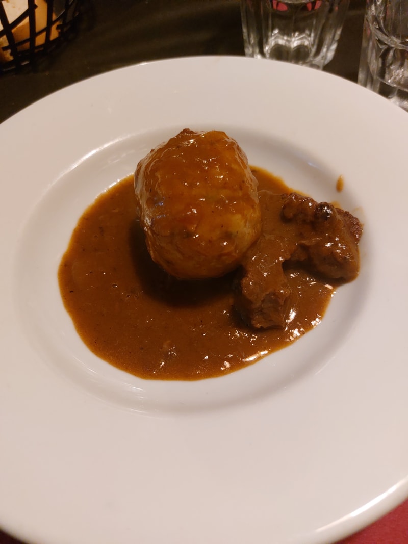 Gnocchi fatti in casa di patate o pane con gulas di manzo - Vecio Buffet Marascutti 1914, Trieste