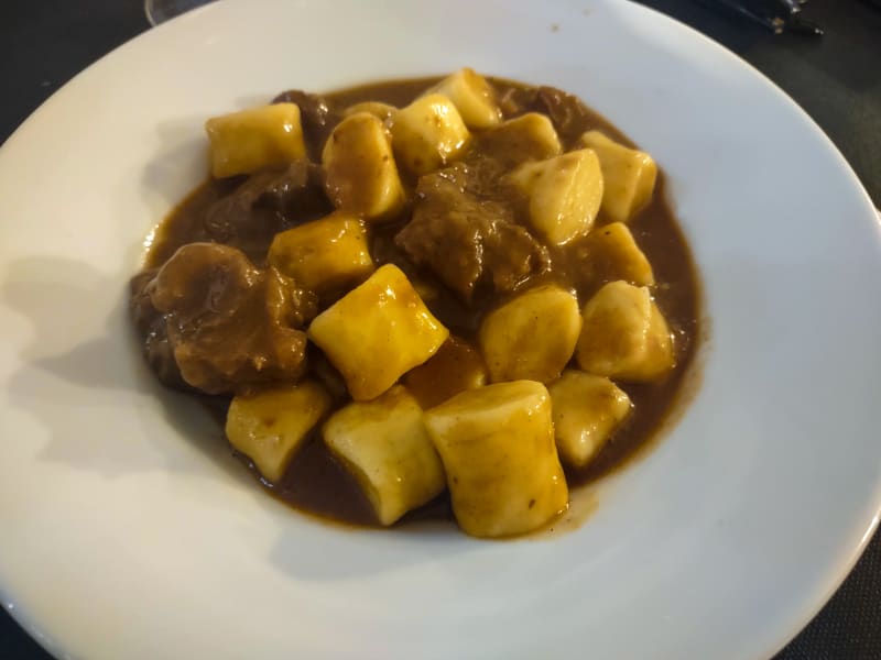 Gnocchi fatti in casa di patate o pane con gulas di manzo - Vecio Buffet Marascutti 1914, Trieste