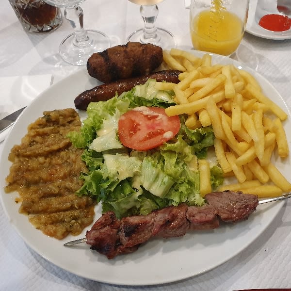 Kefta, agneau et merguez, accompagnés d'une compotée d'aubergine ailée et frites / salade - Chez Tiouiche, Versailles