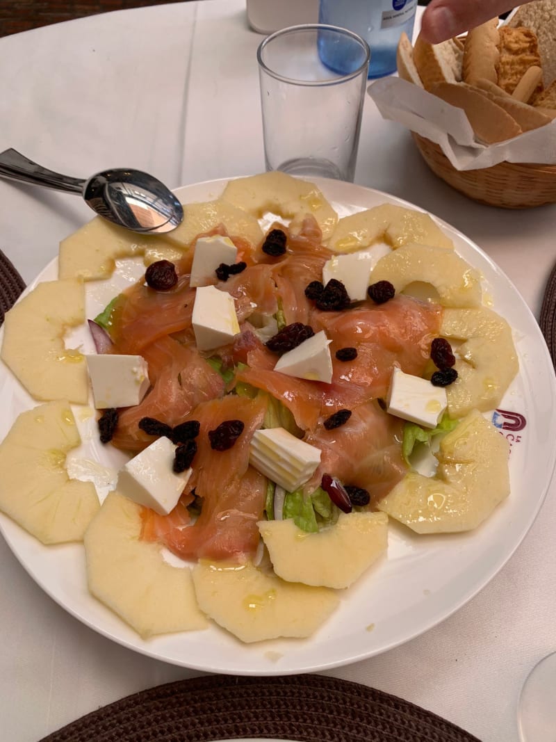 Ensalada Queso, Salmón Y Manzana  - La Casa del Convento, Chinchon