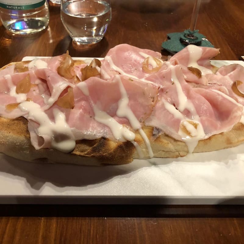 Schiacciata con porchetta, cipolla e salsa yogurt! Buonissima - Enoteca n.14