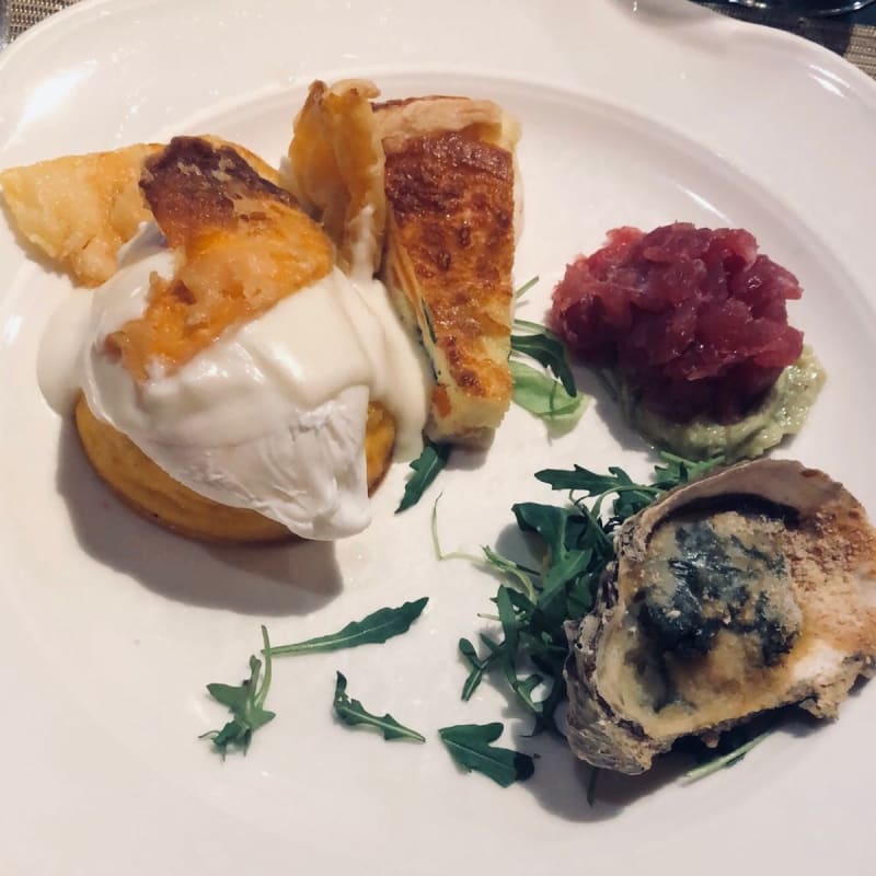 Tortino di zucca Bertagnina con uovo pochè, crema di taleggio e zucca fritta, Tartare di tonno, Ostrica gratinata e torta salata alle verdure. Tutto buonissimo ma il tortino era semplicemente perfetto, fantastico il contrasto tra il croccante della zucca e la cremosità di formaggio, tortino e uovo. - Antica Posteria dei Sabbioni