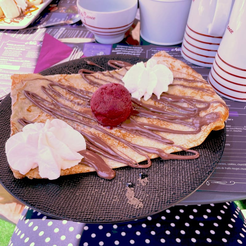 Crêpe froment, topping nutella, chantilly maison, avec une boule de glace cassis !  - L'Atelier de Gaëtan