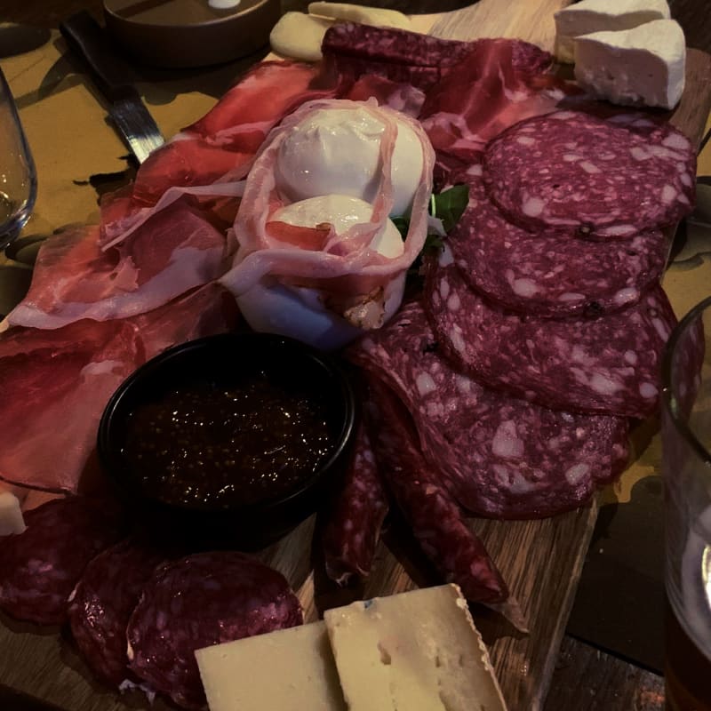 Buon antipasto con porzioni giuste ma il prezzo di 20€ forse un po’ eccessivo. - Legmastersheep Irish Pub