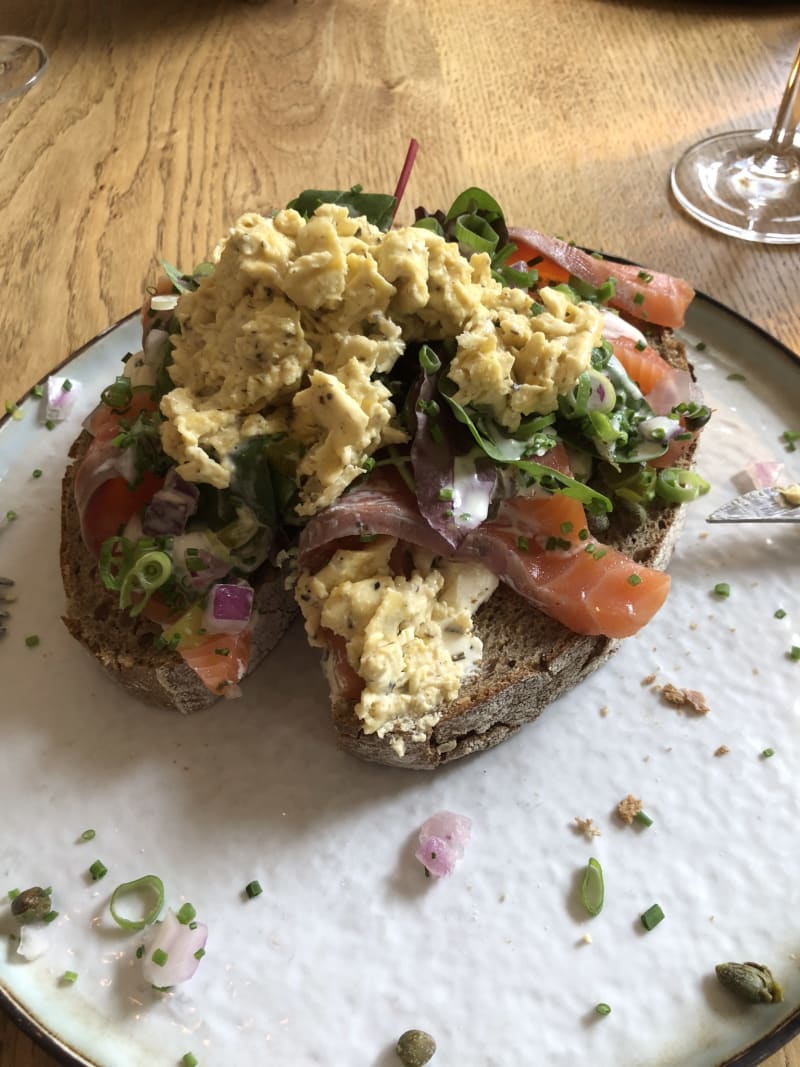 Broodje zalm met roerei en salade  - De Soester Duinen, Soest