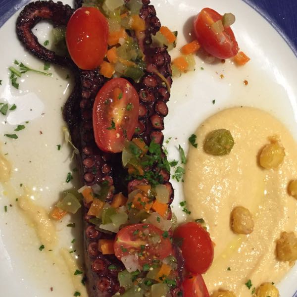 Pulpo del cantabrico con hummus y vinagreta de pipirrana - Molina, Barcelona