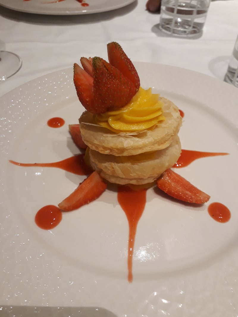 Millefoglie  con crema pasticcera, fragole e gocce di glassa di fragole  - Santa Teresa, Genoa