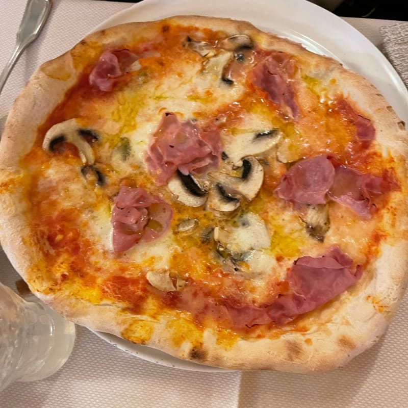 Pizza with ham mozzarella and mushrooms  - Giglio Rosso, Firenze