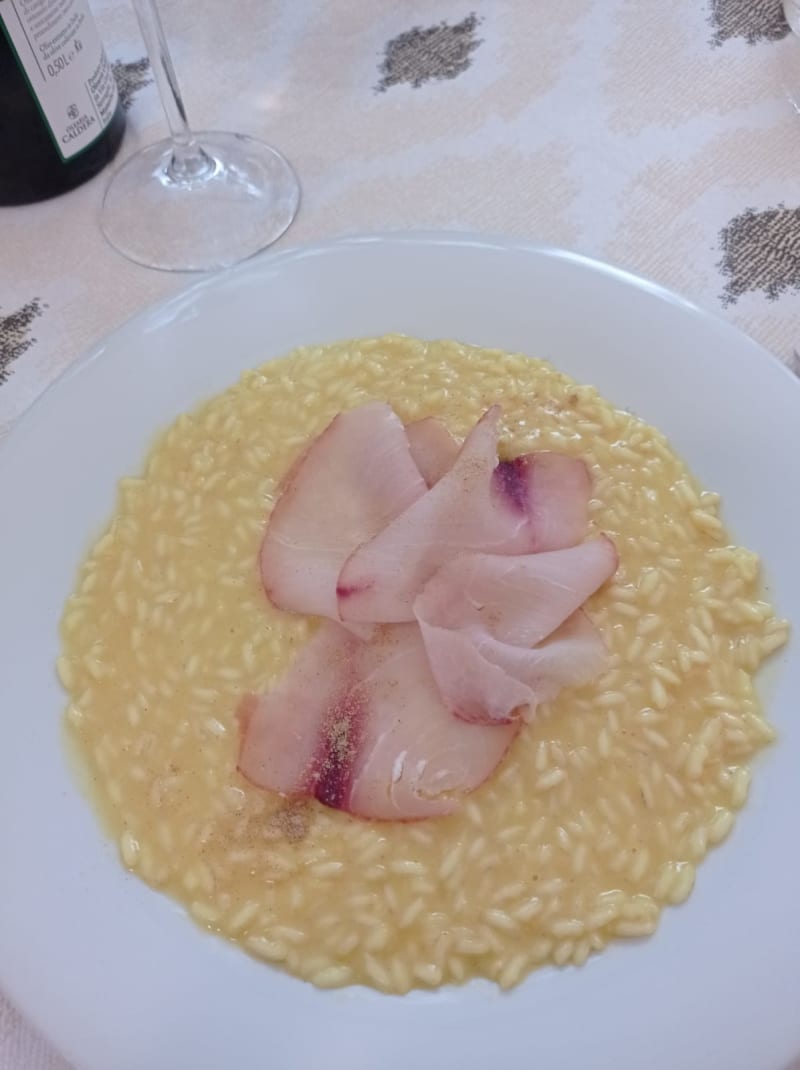 Risotto zafferano carpaccio pesce spada e polvere di liquerizia - Cascina del Conte