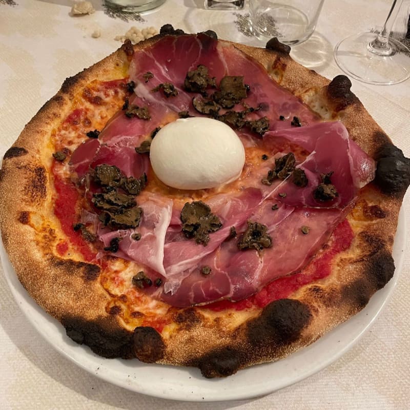 Pizza con burrata, crudo e tartufo - Cascina del Conte