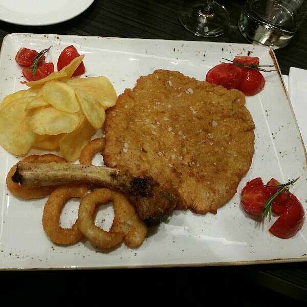 cotoletta alla milanese con chips e anelli di cipolla - CotoliAMO, Milan