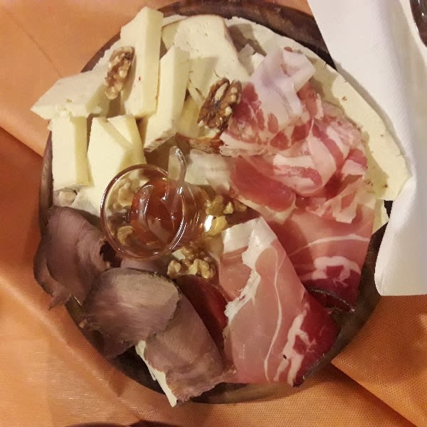 buono e fresco!!!ottimo il formaggio col miele!!! - Spirito di Prateria