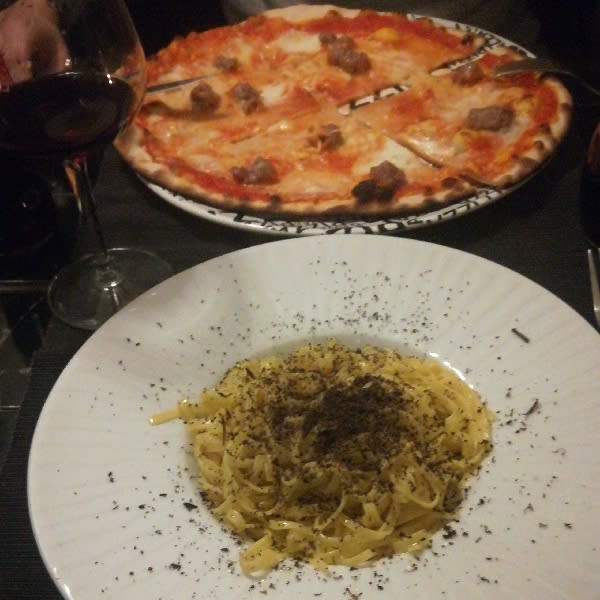 Pizza salsiccia e scamorza e tagliolini al tartufo nero - Chez Remo, Turin