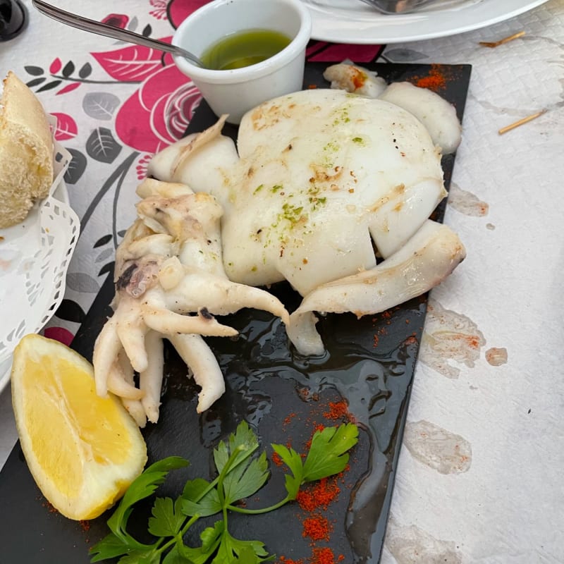 Un sepia bastante buena y de gran tamaño,está bien cocinada  recomendable  - Rincón de Antonio, Alicante