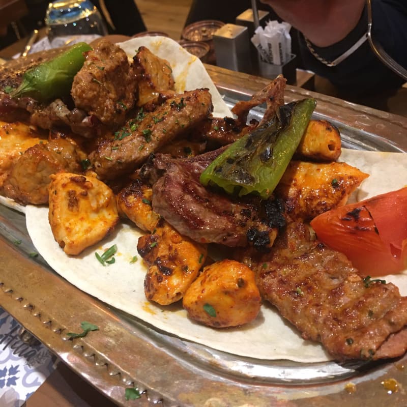 Une viande délicieuse et juteuse mention spéciale pour les brochettes d’agneau à tomber - Helia, Paris