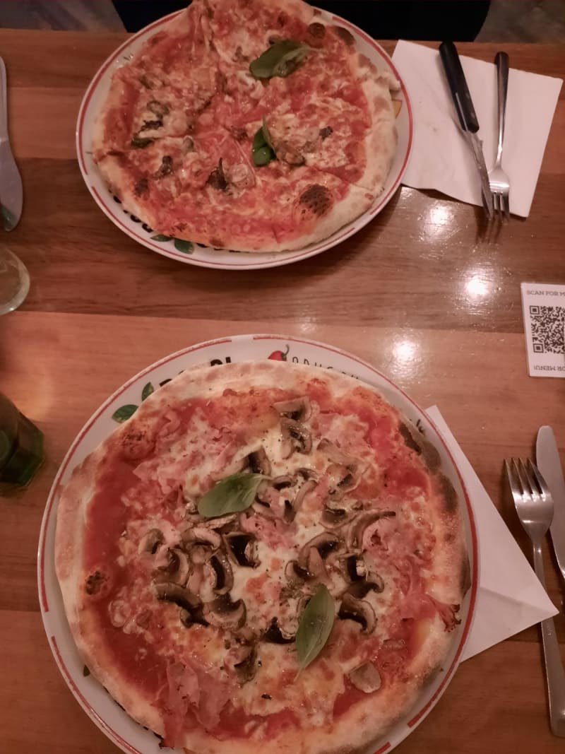 Pizza Prosciutto E Funghi & Pizza Frutti di Mare - Ponte Vecchio, Amsterdam