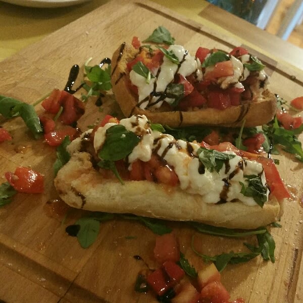 Friselle con pomodoro, stracciatella e rucola - La Botte Divina, Salerno