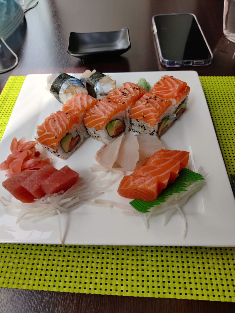 Sashimis Variés Maki Saumon - Kirin, Paris