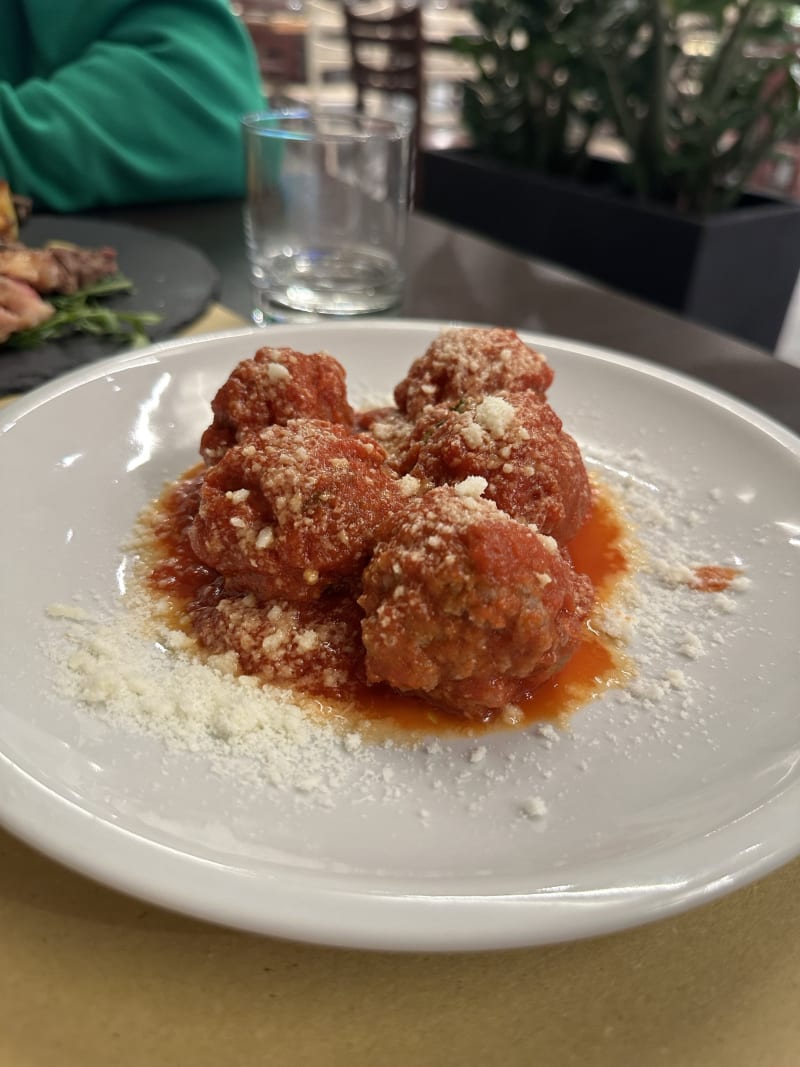 Polpette al sugo con basilico e formaggio - ToLivEat, Rome