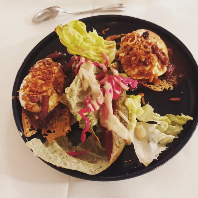 Entrée : oeufs pochés et échalottes frites - Le Peyrolade, Beauzelle