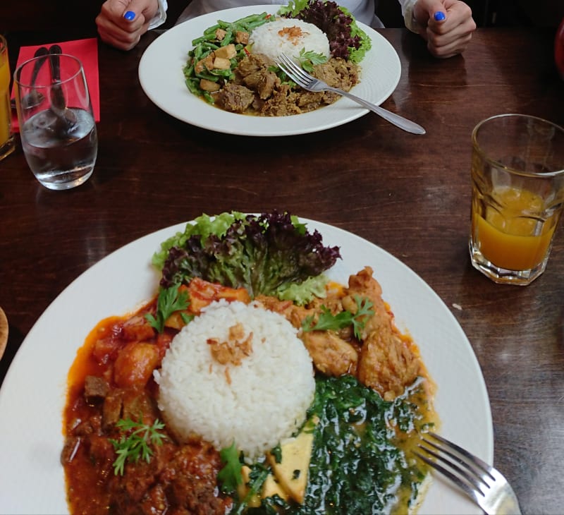 Tibetaanse medium pittig menu (2x groente 1x kip 1x rund) en indonesische rendang  - Tashi Deleg, Amsterdam