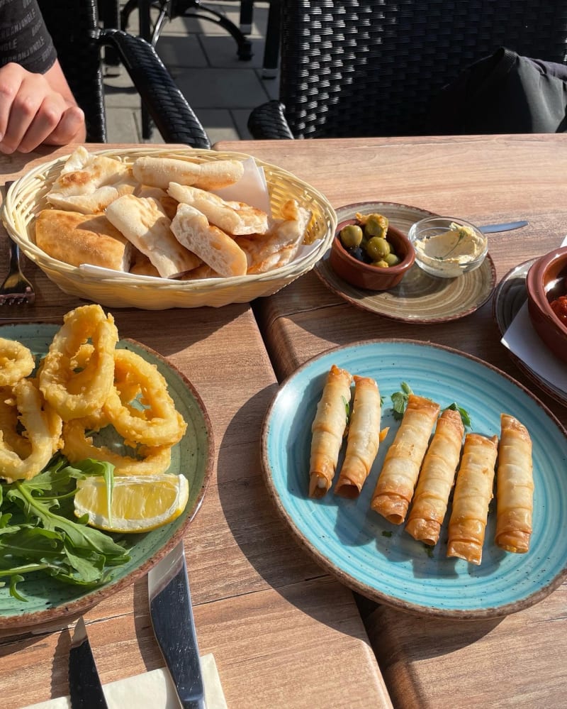 Fetakaas rol, inktvis ringen, brood met tapenade en gehaktballetjes  - Bistro Bos, Amsterdam