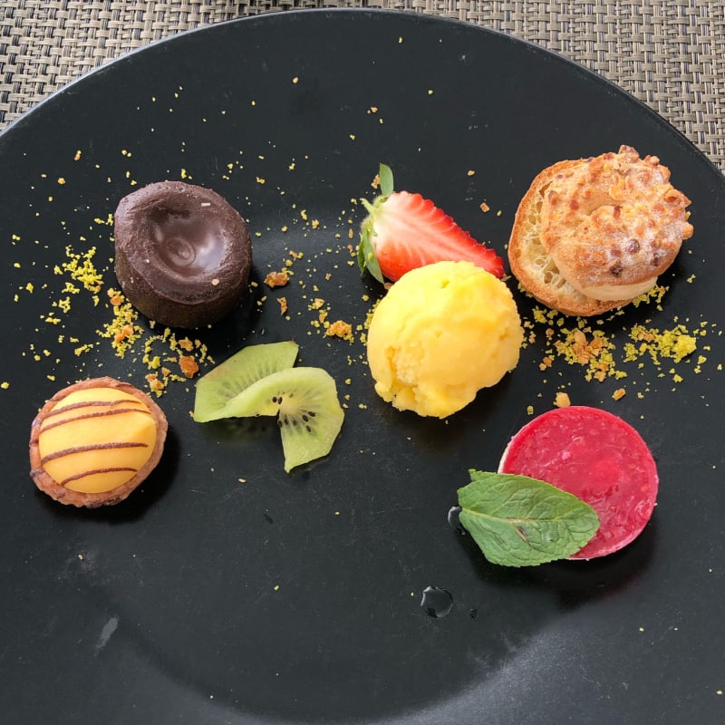 Moelleux au chocolat, tarte citron, sorbet mangue et fruit de la passion, Paris-Brest et Cheescake framboise…malheureusement pas "fait maison". - Grand Hôtel des Rasses - Restaurant Belle Epoque