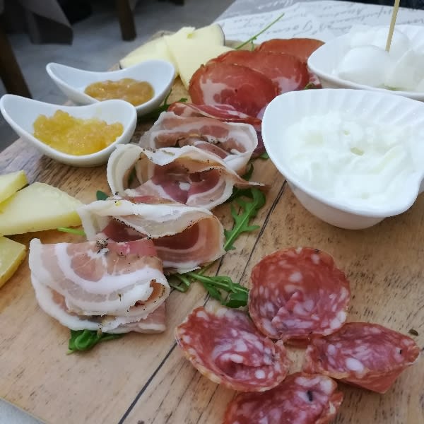 Tagliere di salumi e formaggi - La Nicchia nel Sasso, Matera