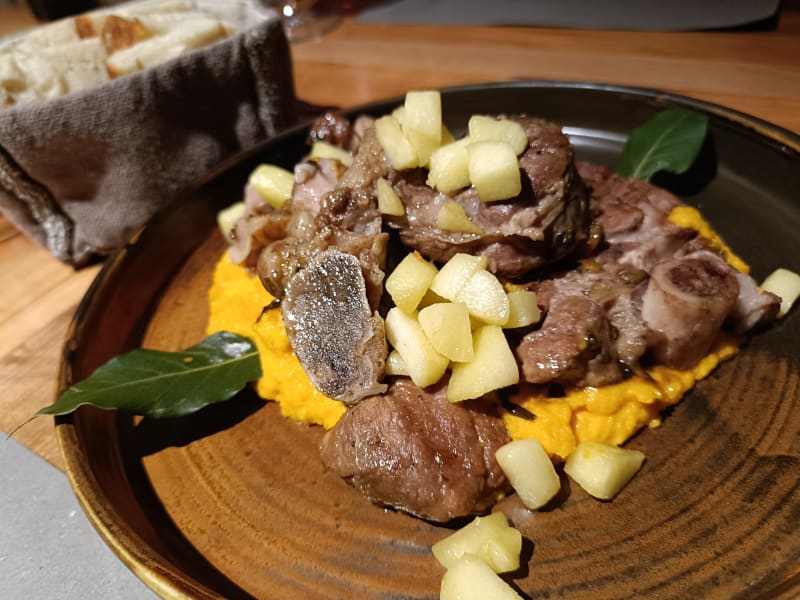 Ossobuco di manzo con purè di patate e verdure saltate - Agritur allo stesso campo